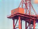 Kran hebt Container im Hafen, symbolisiert Ladungsumschlag