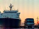 Zug, LKW und Schiff im Hafenbereich, symbolisiert Intermodalen Transport